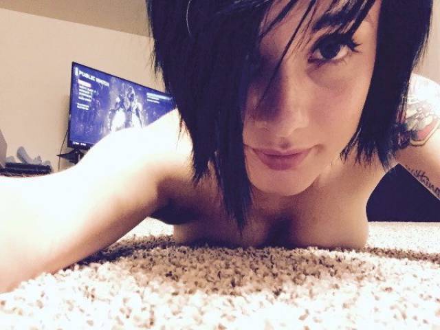 Девушки без бюстгальтеров