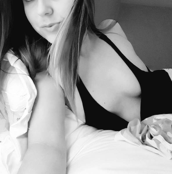 Девушки без бюстгальтеров