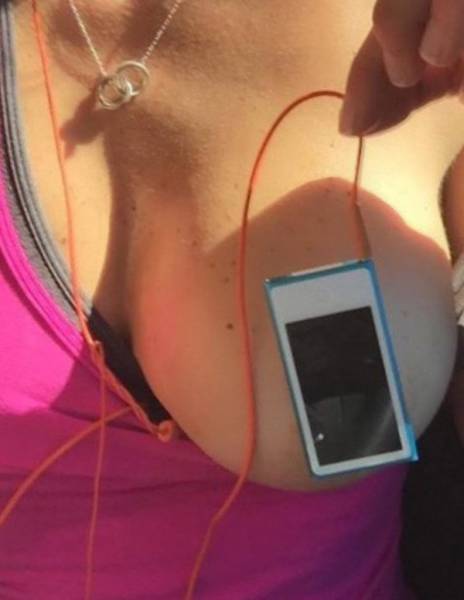 Девушки без бюстгальтеров