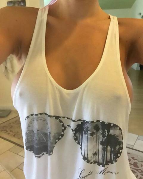 Девушки без бюстгальтеров