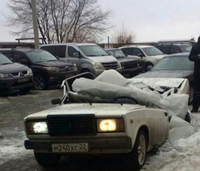 В Бийске упавший с крыши лед раздавил автомобиль ВАЗ