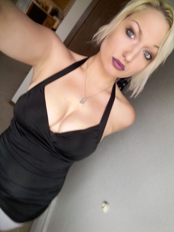 Девушки в обтягивающих платьях