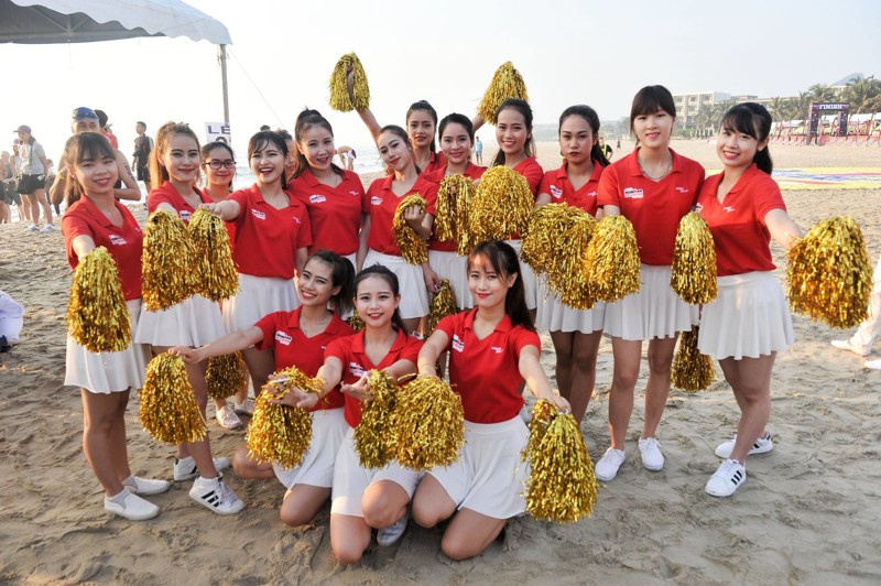 Бикини в небесах: на рейсах этой авиакомпании работают раздетые стюардессы