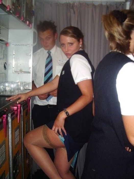 Игривые стюардессы (22 фото)