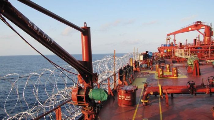 Способы защиты судна от сомалийских пиратов