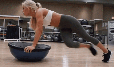 Спортивные девушки тренируются