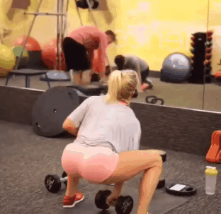 Спортивные девушки тренируются