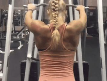 Спортивные девушки тренируются