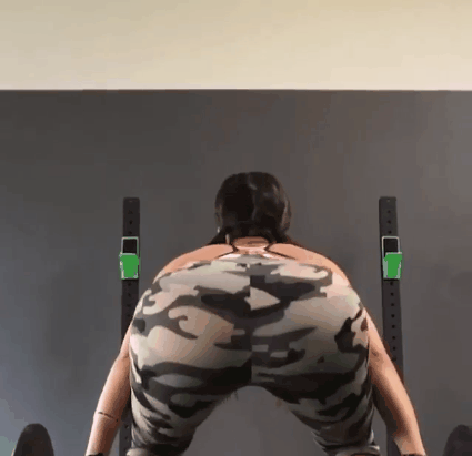 Спортивные девушки тренируются