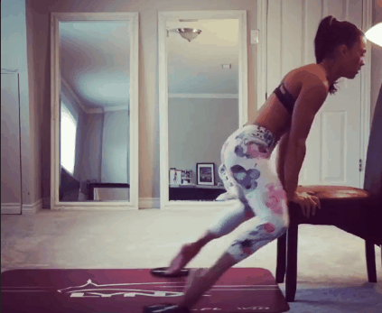 Спортивные девушки тренируются