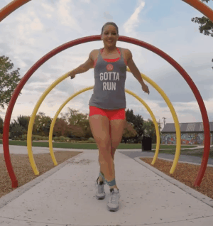 Спортивные девушки тренируются