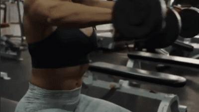 Спортивные девушки тренируются