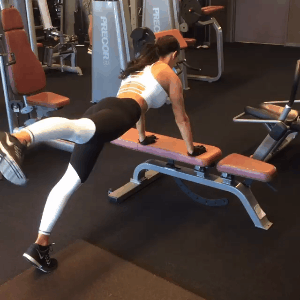 Спортивные девушки тренируются