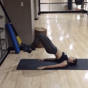 Спортивные девушки тренируются