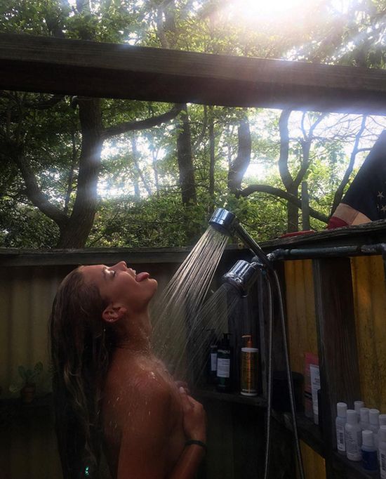 Нина Агдал, бывшая девушка Леонардо ДиКаприо, поделилась соблазнительными фото