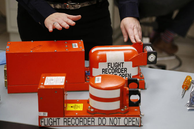 Как устроен черный ящик самолета (12 фото)