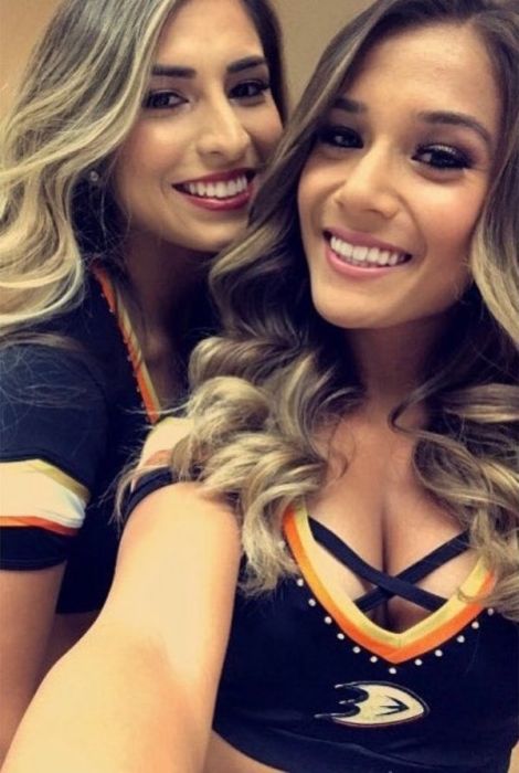 Очаровательные чирлидерши и болельщицы