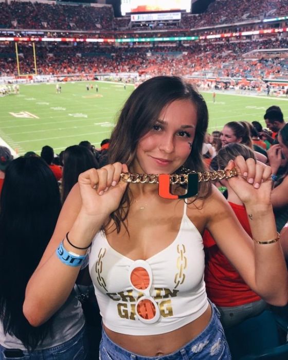 Очаровательные чирлидерши и болельщицы