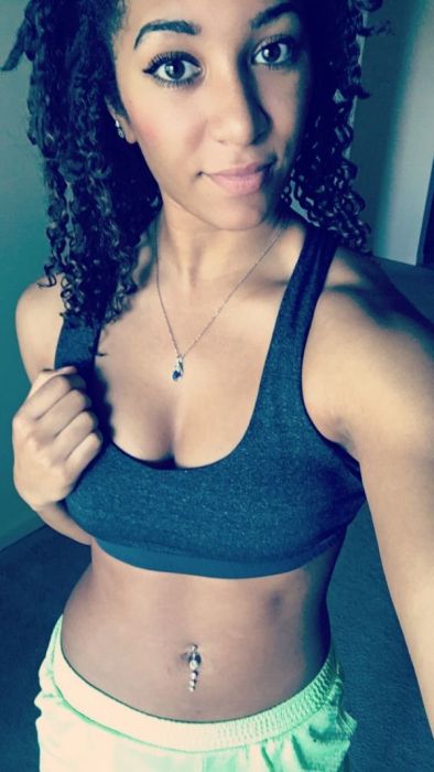 Девушки в спортивных топах