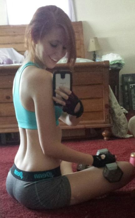 Девушки в спортивных топах