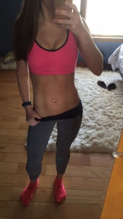 Девушки в спортивных топах