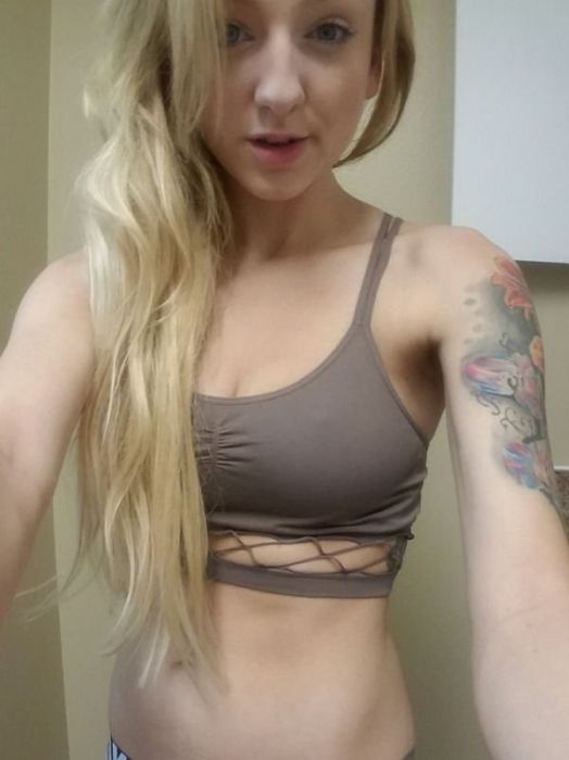 Девушки в спортивных топах