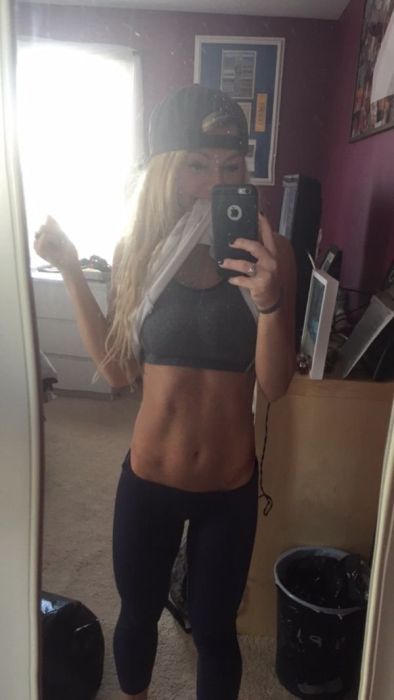 Девушки в спортивных топах