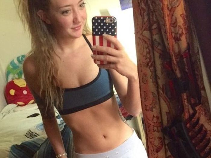 Девушки в спортивных топах