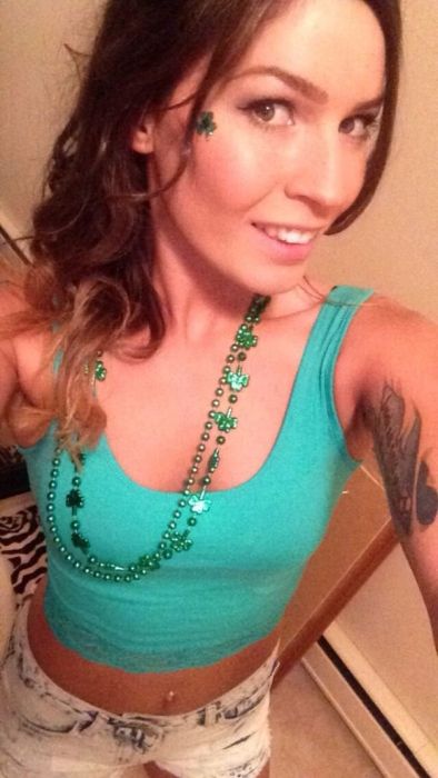 Девушки в спортивных топах