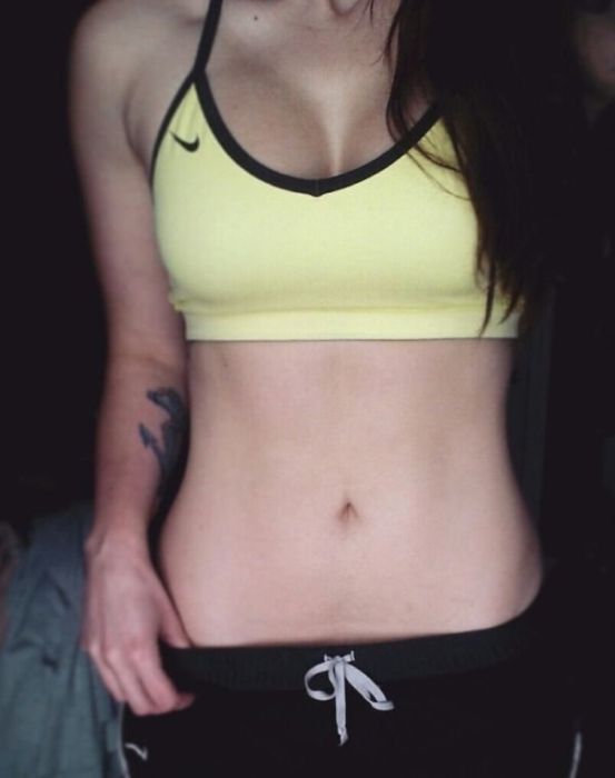 Девушки в спортивных топах