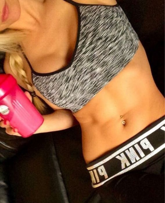 Девушки в спортивных топах