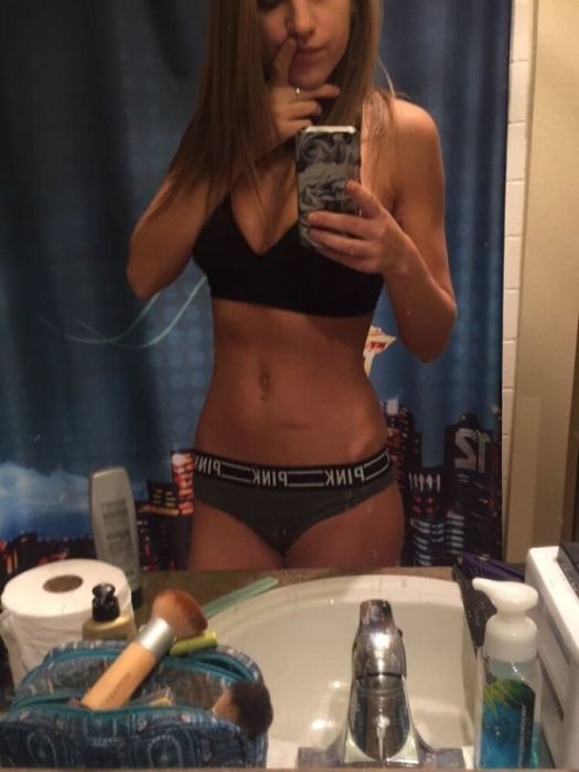 Девушки в спортивных топах