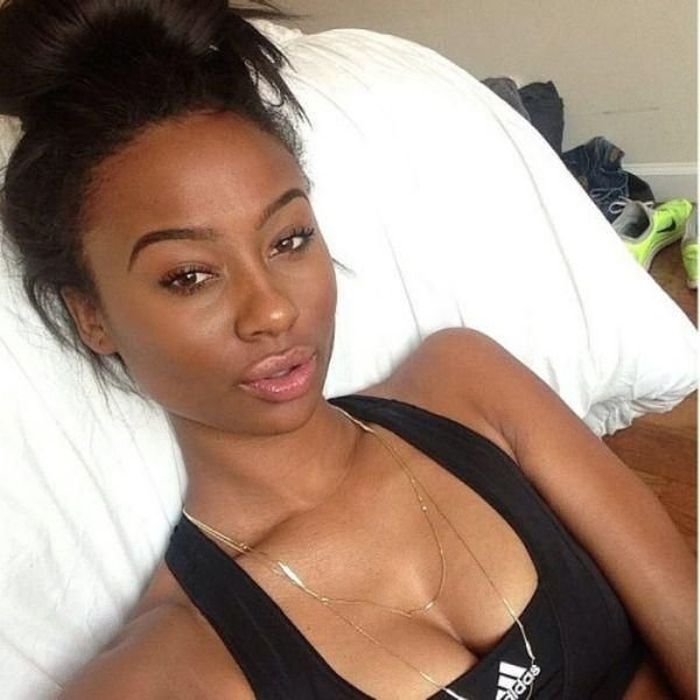 Девушки в спортивных топах