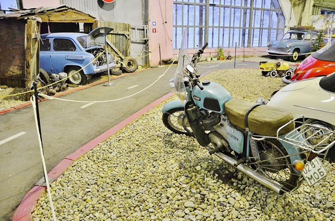 Экскурсия по самому крупному в мире музею советских автомобилей Экскурсия по самому крупному в мире музею советских автомобилей