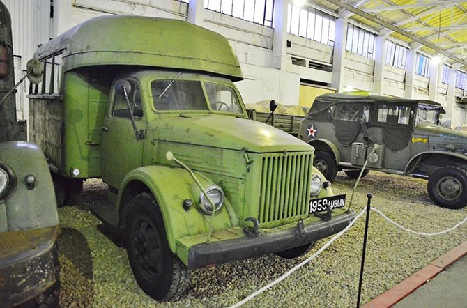 Экскурсия по самому крупному в мире музею советских автомобилей Экскурсия по самому крупному в мире музею советских автомобилей