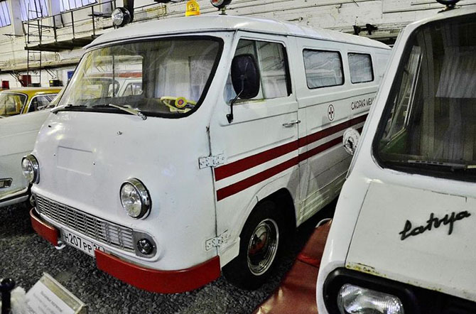 Экскурсия по самому крупному в мире музею советских автомобилей Экскурсия по самому крупному в мире музею советских автомобилей