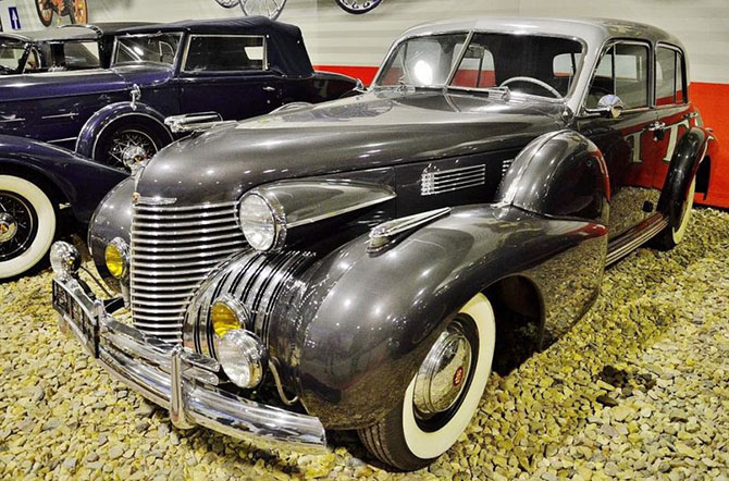 Экскурсия по самому крупному в мире музею советских автомобилей Экскурсия по самому крупному в мире музею советских автомобилей