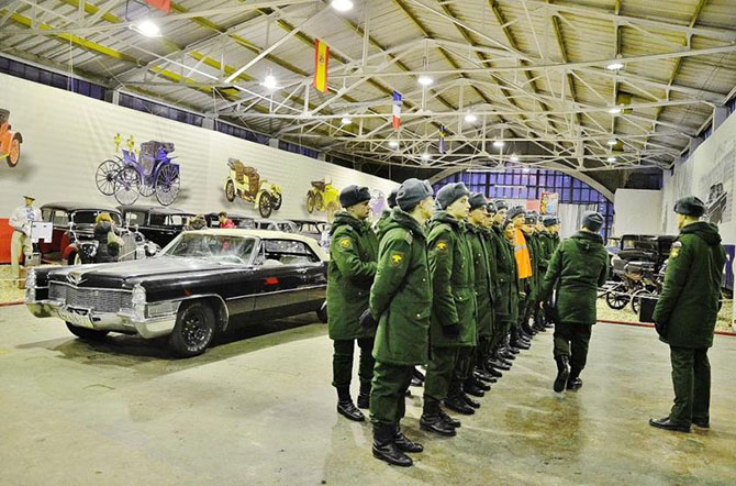 Экскурсия по самому крупному в мире музею советских автомобилей Экскурсия по самому крупному в мире музею советских автомобилей