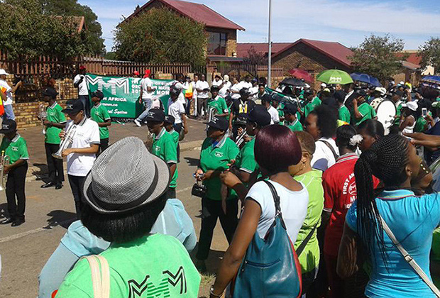 Как Мавроди грабит миллионы африканцев и заставляет их восхвалять себя