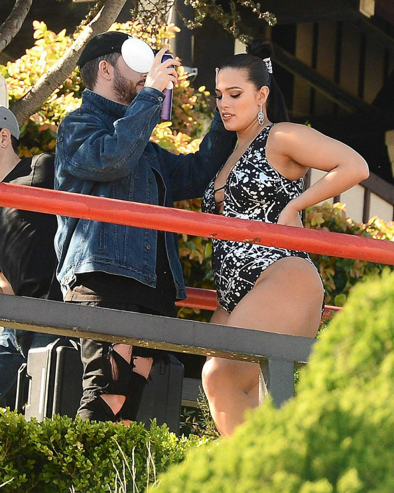 Эшли Грэм в купальнике