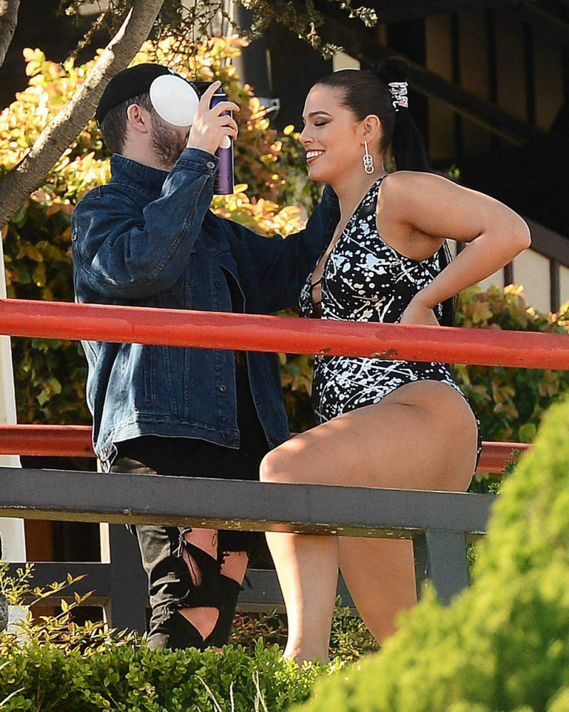 Эшли Грэм в купальнике