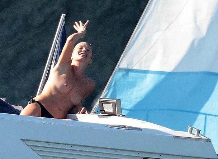 Кейт Мосс с голыми сиськами (10 фото)