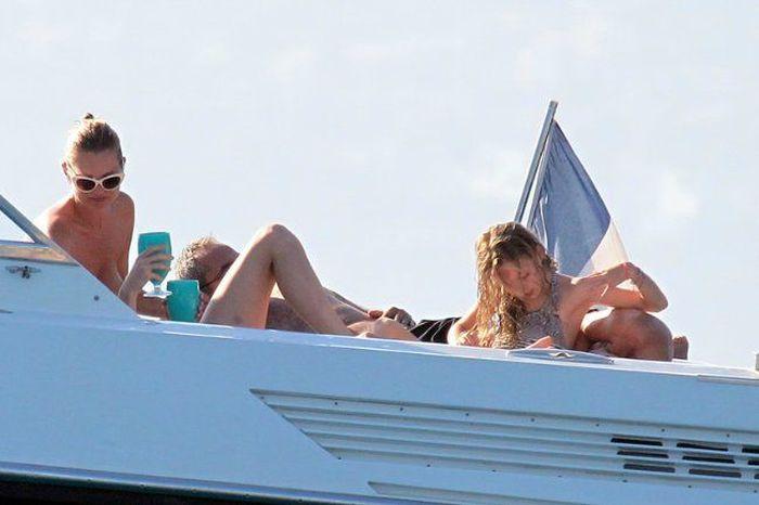 Кейт Мосс с голыми сиськами (10 фото)