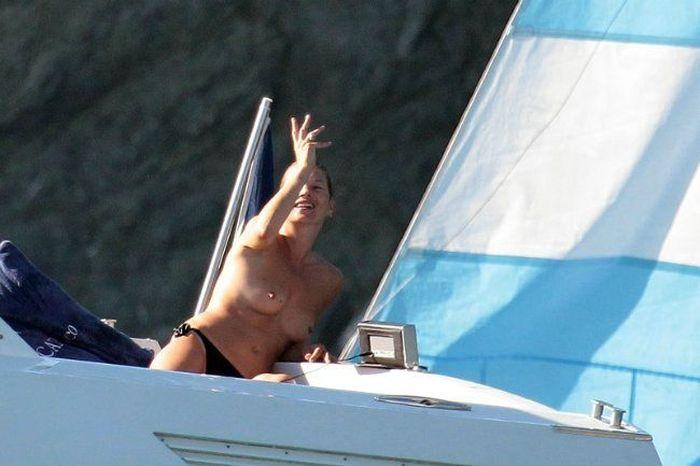 Кейт Мосс с голыми сиськами (10 фото)