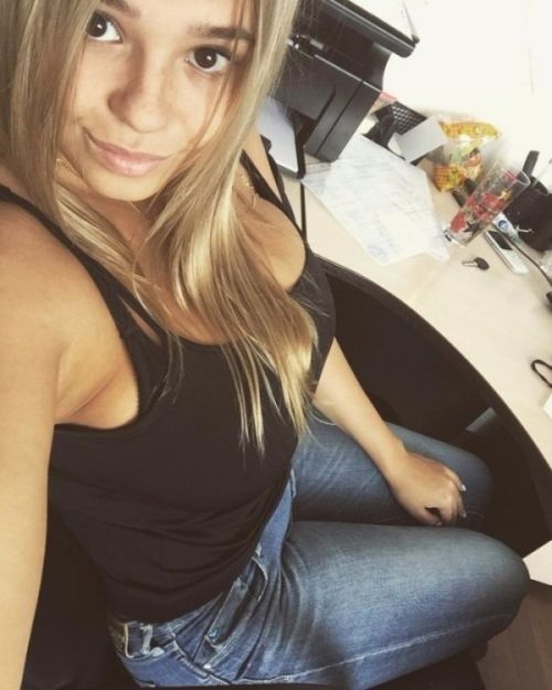 Девушки делают селфи