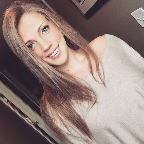 Милые девушки с ямочками на щечках