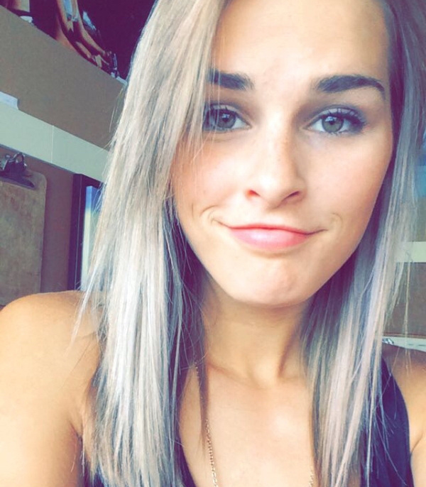 Милые девушки с ямочками на щечках