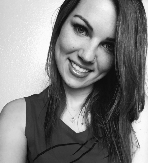 Милые девушки с ямочками на щечках