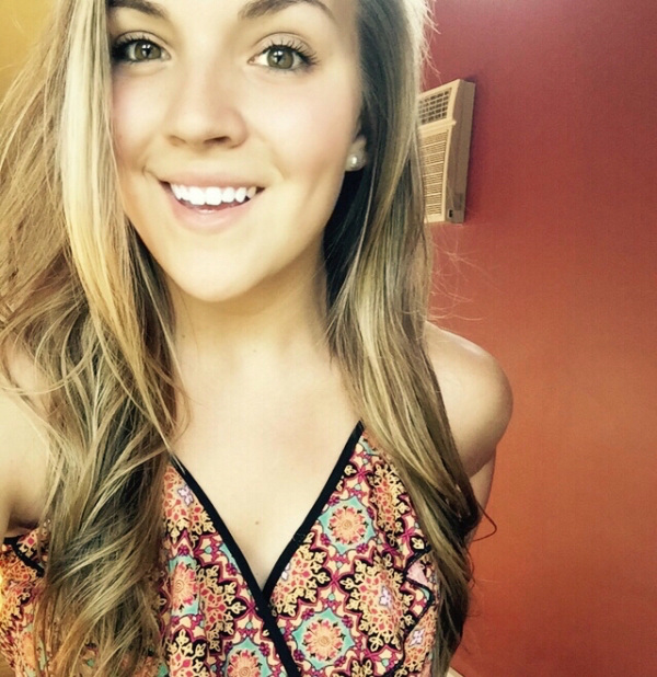 Милые девушки с ямочками на щечках