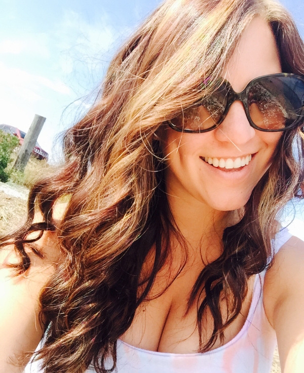 Милые девушки с ямочками на щечках